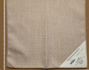 Op de afbeelding: Een vierkant stofstaal in een lichtbeige tint met een geweven geometrisch patroon. Een wit hoeklabel vermeldt CENTURY en technische details. Een meetlint langs de zijkant en onderkant toont dat de stof 43 cm bij 43 cm meet.