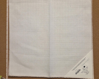 Op de afbeelding: Een vierkant gebroken wit stoffen staal met een zichtbare rasterachtige weeftextuur. Een wit meetlint is langs de linker- en onderrand geplaatst, wat een lengte en breedte van ongeveer 46 cm aangeeft. Een hoeklabel vermeldt CENTURY.