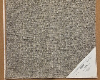 Op de afbeelding: Een vierkant stofstaal met een geweven textuur in tinten donkergrijs, zwart en wit. Een wit label in de hoek vermeldt CENTURY, Grade 70, Pattern: THILS 20 en Beige/Brown. Een meetlint toont afmetingen van 45,7 cm bij 45,7 cm.