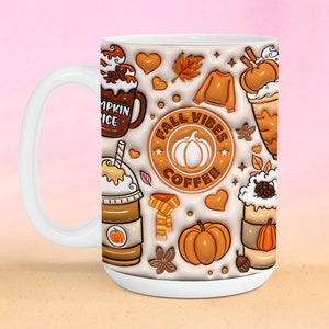 Puede incluir: Taza de cerámica blanca con un diseño temático de otoño. El diseño incluye ilustraciones de calabazas, bebidas de café, un suéter y el texto "Fall Vibes Coffee". La taza tiene un asa grande y un acabado brillante.