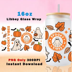 以下が含まれることがあります： ハロウィーンをテーマにした16オンスのLibbeyグラスラップ。デザインは、オレンジ色のカボチャ、秋の葉、幽霊、コウモリが特徴です。「Spooky Vibes」という言葉が円形に表示されています。グラスには竹製の蓋とストローが付いています。
