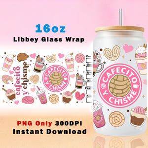 Op de afbeelding: Een 16oz Libbey glazen wikkel met een "Cafecito y Chisme" ontwerp. Het ontwerp bevat roze en bruine illustraties van koffiekopjes, gebakjes en harten. Het glas heeft een bamboe deksel en een zilveren rietje. De tekst "PNG Only 300DPI Instant Download" is ook zichtbaar.