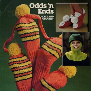 Op de afbeelding: Een boek getiteld "Odds 'n Ends To Knit and Crochet" met een verscheidenheid aan gebreide en gehaakte items, waaronder golfclubhoezen, pantoffels, een nekwarmer en pottenlapjes.