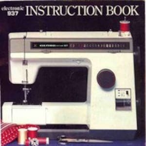Op de afbeelding: Een witte elektronische naaimachine met een zwart voetpedaal en een naald in de naaldplaat. De machine heeft een zwart-wit instructieboek erop. Het instructieboek zegt "electronic 937 INSTRUCTION BOOK".