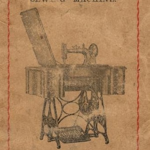 Puede incluir: Una ilustración en blanco y negro de una máquina de coser New Home con una tensión plana, una lanzadera vibrante. El texto "New Home Serie A Máquina de coser" está impreso en la página. El texto "Fabricado por The New Home Sewing Machine Co. Oficina principal y fabricantes Orange, Mass., U.S.A." está impreso debajo de la ilustración.