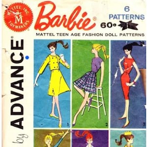 Puede incluir: Un folleto de patrones de costura vintage para muñecas Barbie con seis patrones para muñecas de moda de adolescentes. La portada presenta una ilustración colorida de seis muñecas Barbie con diferentes atuendos. El folleto se titula "Barbie 60°" y "Advance a printed pattern by" con el logotipo de Mattel.