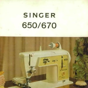 Könnte beinhalten: Eine weiße Singer 650/670 Nähmaschine mit gelber Bedienkonsole und einer Garnrolle oben. Die Maschine steht auf einem Holztisch mit einem braunen Stoff, der über die Kante gelegt ist.