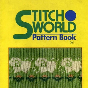 Könnte beinhalten: Ein gelber Buchumschlag mit dem Titel "Stitch World Pattern Book" in grüner und blauer Schrift. Der Umschlag zeigt ein gestricktes Muster mit weißen Schafen auf grünem Hintergrund.