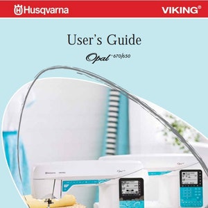 Pode incluir: Uma máquina de costura branca com uma tela azul e branca e um tecido amarelo e branco por baixo. A máquina está etiquetada "Husqvarna Viking Opal 670/650".