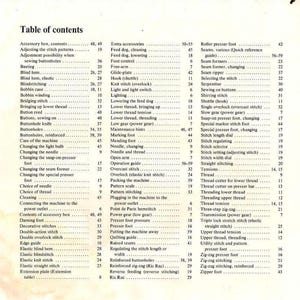 Pu&ograve; includere: Una pagina di indice in bianco e nero di un manuale di macchina da cucire. La pagina elenca varie tecniche e funzionalit&agrave; di cucito, tra cui asole, cuciture, punti e infilaggio.