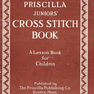 Peut inclure: Une couverture de livre rouge avec une bordure blanche et le texte "PRISCILLA JUNIORS' CROSS STITCH BOOK" en blanc. Le livre est un livre de leçons pour enfants, publié par The Priscilla Publishing Co. à Boston, Mass.