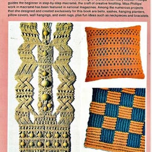 Pode incluir: Uma capa de livro de artesanato de macramé com o título "Step-by-Step Macrame". A capa apresenta três projetos de macramé diferentes: uma parede pendurada com um padrão geométrico, uma almofada com um padrão xadrez e um quadrado de macramé com um padrão xadrez.