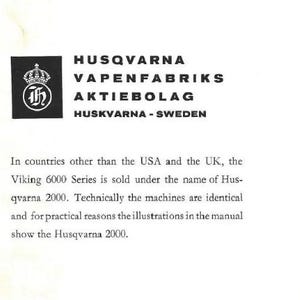 Pu&ograve; includere: Logo in bianco e nero per Husqvarna Vapenfabriks Aktiebolag, un'azienda svedese. Il logo presenta una corona e le lettere "H" e "K" intrecciate. Il testo "Husqvarna - Svezia" &egrave; sotto il logo. Il testo "Nei paesi diversi dagli Stati Uniti e dal Regno Unito, la serie Viking 6000 viene venduta con il nome di Husqvarna 2000. Tecnicamente, le macchine sono identiche e, per motivi pratici, le illustrazioni del manuale mostrano la Husqvarna 2000." &egrave; sotto il logo.