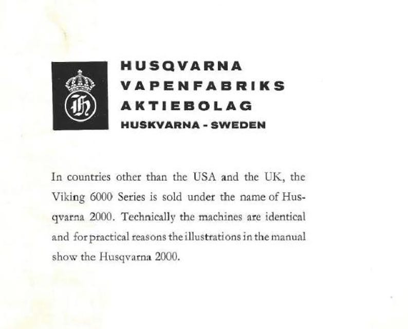 Pu&ograve; includere: Logo in bianco e nero per Husqvarna Vapenfabriks Aktiebolag, un'azienda svedese. Il logo presenta una corona e le lettere "H" e "K" intrecciate. Il testo "Husqvarna - Svezia" &egrave; sotto il logo. Il testo "Nei paesi diversi dagli Stati Uniti e dal Regno Unito, la serie Viking 6000 viene venduta con il nome di Husqvarna 2000. Tecnicamente, le macchine sono identiche e, per motivi pratici, le illustrazioni del manuale mostrano la Husqvarna 2000." &egrave; sotto il logo.