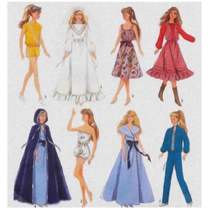 Peut inclure: Huit poupées de mode différentes portant une variété de tenues. Les poupées portent toutes des robes, des pantalons et des hauts de styles différents. Certaines poupées portent des accessoires, comme des chapeaux, des écharpes et des bijoux.