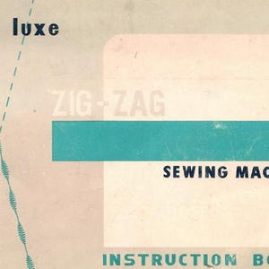 Op de afbeelding: Een vintage instructieboekje voor een De Luxe Zig-Zag naaimachine. De omslag is beige met een turquoise blauwe streep en de tekst "De Luxe Zig-Zag Sewing Machine Instruction Book" in donkerblauw.