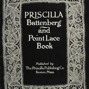 Puede incluir: Un libro negro con un borde de encaje blanco. El título es "PRISCILLA Battenberg and Point Lace Book". El libro fue publicado por The Priscilla Publishing Co. en Boston, Mass.