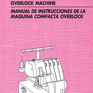 Puede incluir: Un dibujo en blanco y negro de una máquina de coser overlock compacta. La máquina tiene una aguja, guías de hilo y un pedal. El texto "HANDBOOK FOR COMPACT OVERLOCK MACHINE" y "MANUAL DE INSTRUCCIONES DE LA MAQUINA COMPACTA OVERLOCK" es visible en la página.