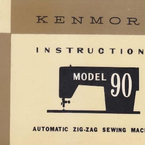 Könnte beinhalten: Eine Bedienungsanleitung für eine Kenmore Model 90 automatische Zickzack-Nähmaschine in Schwarzweiß.