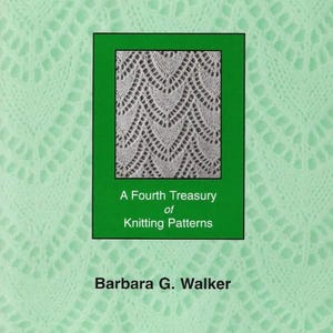 以下が含まれることがあります： 「A Fourth Treasury of Knitting Patterns」というタイトルと著者名「Barbara G. Walker」が書かれた緑色の本の表紙。表紙には、白の編み物模様が施されており、三角形が組み合わさって模様が作られています。