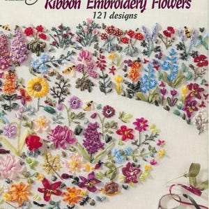 Puede incluir: Una portada de libro con una colorida variedad de flores bordadas con cinta, con el título "An Encyclopedia of Ribbon Embroidery Flowers" y el subtítulo "121 designs". El libro es de Deanna Hall West.
