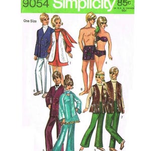 以下が含まれることがあります： シンシティの縫製パターン#9054は、人形の服作り用です。このパターンには、ダブルブレストジャケット、ドレス、水着の上下、ベスト、パンツ、ジャンプスーツの作り方の説明が含まれています。このパターンは、1サイズです。