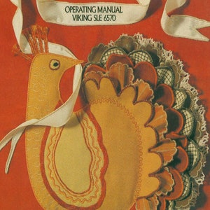 Puede incluir: Manual de operación para una máquina de coser Viking SLE 6570. La portada presenta una imagen bordada de un pavo con una cinta blanca.