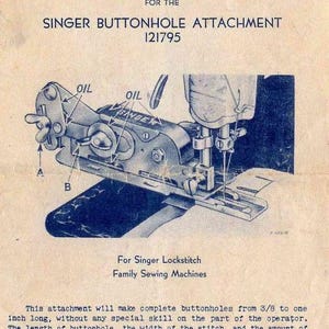 Puede incluir: Manual de instrucciones del accesorio de ojal Singer vintage. El manual incluye un diagrama del accesorio con etiquetas para engrasar e identificar piezas. El texto indica que el accesorio hace ojales de 1 a 2.5 cm de largo. Impreso en EE. UU.