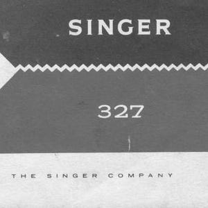 Puede incluir: Anuncio vintage de máquina de coser Singer. La imagen presenta el logotipo de Singer, el número 327 y el texto "The Singer Company". El diseño es en blanco y negro.
