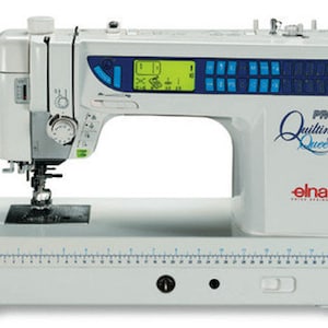 Puede incluir: Una máquina de coser Elna 7300 Pro Quilting Queen blanca con una pantalla digital azul y blanca y una gran área de costura. La máquina tiene un enhebrador de aguja incorporado y un pedal.