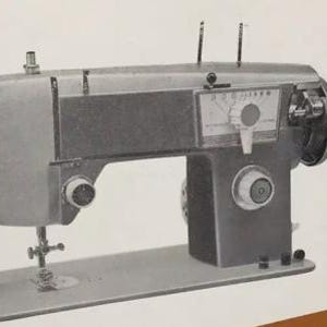 Scarica il manuale della macchina da cucire a zig-zag Piedmont B300 Nelco S700-B VITESSE Deluxe in formato PDF. Manuale utente vintage del 1968. Guida utente completa.