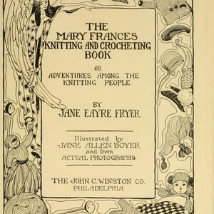 Puede incluir: Una portada de libro vintage con una ilustración en blanco y negro de una mujer alada con una corona. El título es "The Mary Frances Knitting and Crocheting Book or Adventures Among the Knitting People" de Jane Eayre Fryer. El libro está ilustrado por Jane Allen Boyer y con fotografías reales. Publicado por The John C. Winston Co. en Filadelfia.