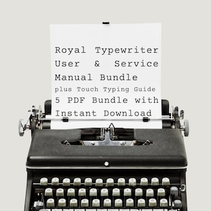 Può includere: Una macchina da scrivere vintage nera con un foglio di carta bianco al suo interno. La carta contiene il testo "Royal Typewriter User & Service Manual Bundle plus Touch Typing Guide 5 PDF Bundle with Instant Download".
