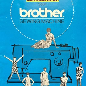 以下が含まれることがあります： ブラザーミシン のヴィンテージ広告。広告は、ミシンの大きなイラストが描かれた青い背景を特徴としています。5人の女性がさまざまなスタイルのドレスを着て、ミシンの周りに立っています。テキスト「your brother. SEWING MACHINE」は、青い背景に白で印刷されています。