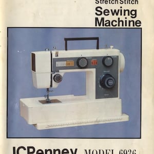 Peut inclure: Machine à coudre Stretch Stitch JCPenney vintage, modèle 6936, avec un corps blanc et gris. La machine a plusieurs cadrans, une poignée noire et le texte "Instructions pour l'utilisation, l'entretien de votre machine à coudre Stretch Stitch."