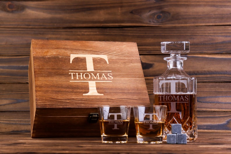 Personalisierte Whisky-Glas-Set mit Holzkiste, Trauzeugen Geschenk, Trauzeuge Geschenk, Trauzeuge-Vorschlag, Freundgeschenk, Geschenke für Männer Decanter+2 Glass Set