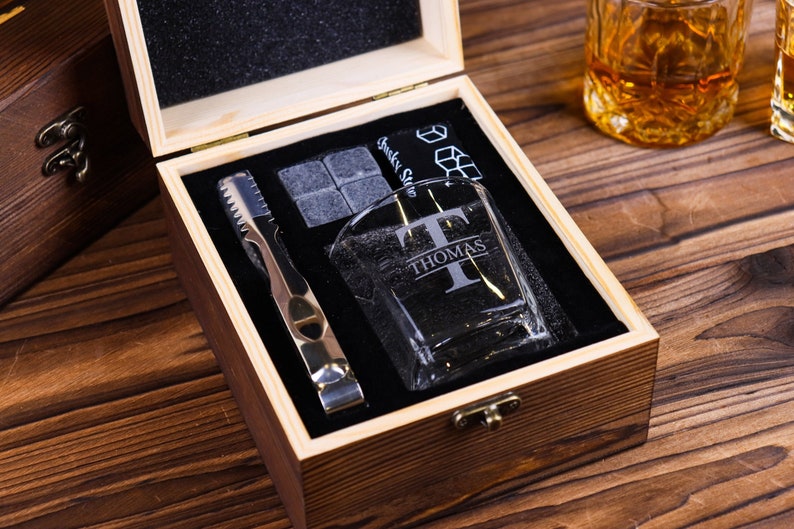 Personalisierte Whisky-Glas-Set mit Holzkiste, Trauzeugen Geschenk, Trauzeuge Geschenk, Trauzeuge-Vorschlag, Freundgeschenk, Geschenke für Männer Bild 1