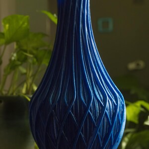Moderne Blaue Geometrische Vase - Skulpturale Wohndekoration | Minimalistisches Akzentstück | Abstrakte Dekovase&quot;