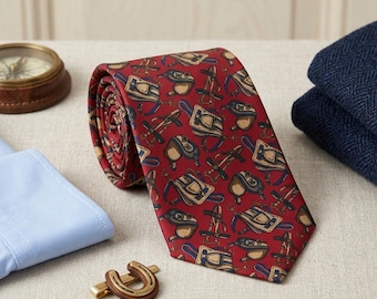 Corbata Pierre Lorrain Milano de seda roja con estampado de silla de montar ecuestre, fabricada en Italia, 60x3,75