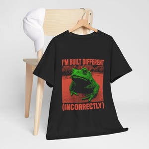 Camiseta de rana construida de forma diferente e incorrecta imagen 2