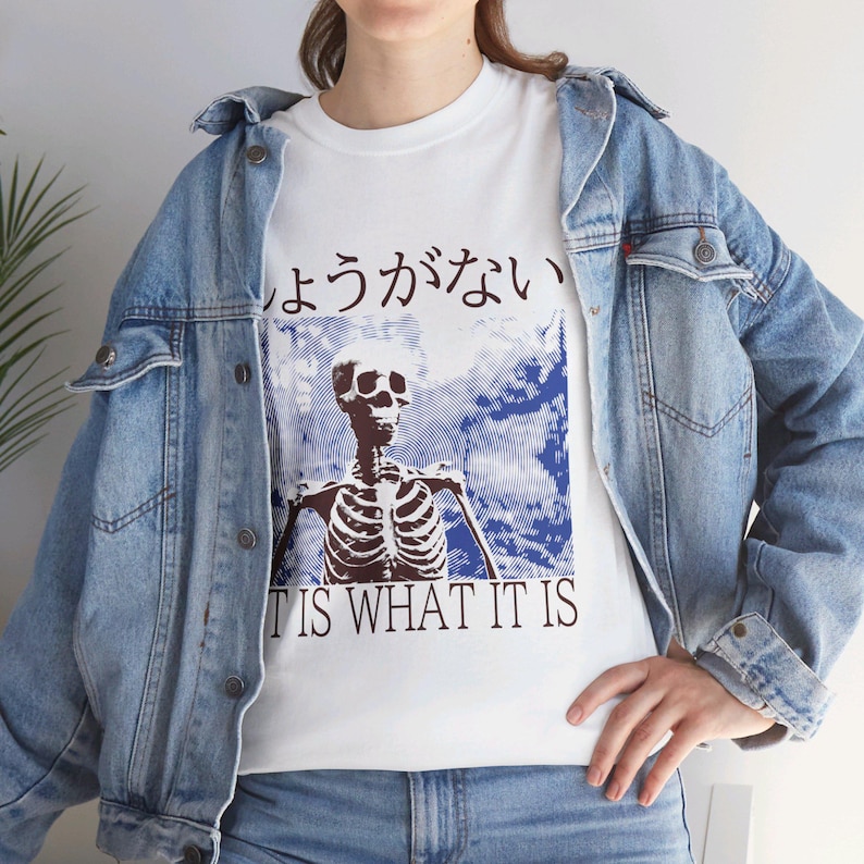Es ist was es Skelett Lustiges japanisches T-Shirt ist Bild 2