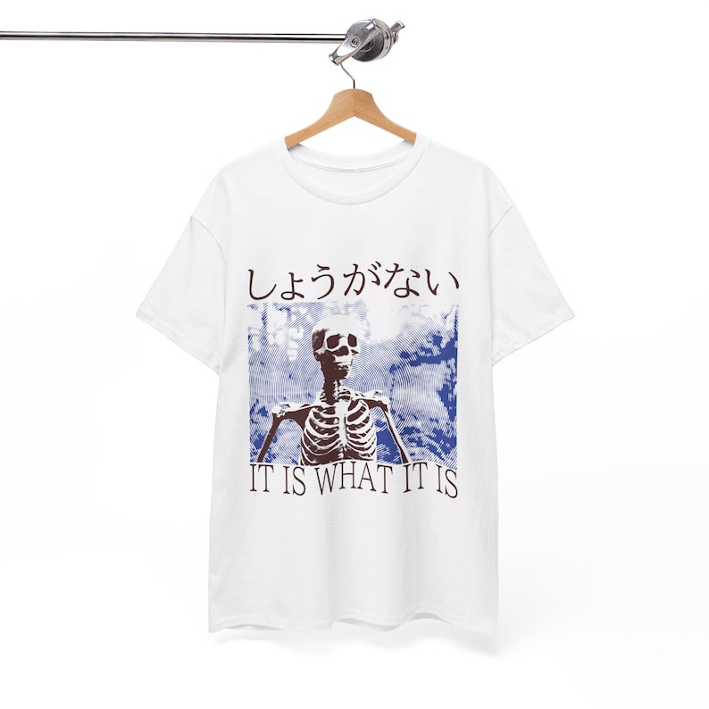 Es ist was es Skelett Lustiges japanisches T-Shirt ist Bild 1