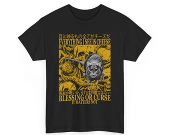 Op de afbeelding: Zwart T-shirt met een afbeelding van een rat omringd door schedels en botten. De tekst "Everything I see is cheese" en "Blessing or curse, it matters not" is in het geel op het shirt gedrukt.