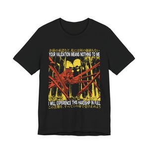 以下が含まれることがあります： 黒の半袖Tシャツ。森の中にいる大きな蜘蛛のグラフィックがプリントされています。テキストは「YOUR VALIDATION MEANS NOTHING TO ME」、「I WILL EXPERIENCE THIS HARDSHIP IN FULL」と書かれており、黄色と白の日本語の文字も含まれています。