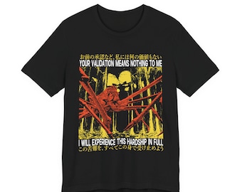 Op de afbeelding: Een zwart t-shirt met korte mouwen en een grafische print van een grote spin in een bos. De tekst luidt: "YOUR VALIDATION MEANS NOTHING TO ME" en "I WILL EXPERIENCE THIS HARDSHIP IN FULL", samen met Japanse karakters in geel en wit.