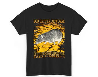 Op de afbeelding: Zwart T-shirt met een afbeelding van een rat en de tekst "FOR BETTER OR WORSE" erboven. Onder de rat staat de tekst "LET THE CHEESE CHANGE ME" en Japanse tekst.