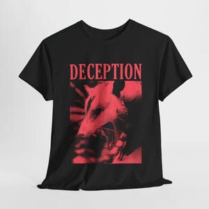 Puede incluir: Camiseta negra con un gráfico rojo de una zarigüeya con la palabra "DECEPTION" impresa arriba.