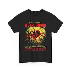 Puede incluir: Camiseta negra con un gráfico de araña roja y naranja y el texto "WE ARE DOOMED". El diseño incluye texto japonés y las frases "ONE DESIRE AFTER ANOTHER" y "WE BECOME THE VERY BEASTS WE FEAR".