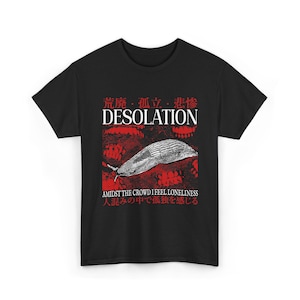 Puede incluir: Camiseta negra con un diseño gráfico que presenta una ilustración de babosa en blanco y gris, sobre un fondo rojo. La palabra "DESOLATION" está impresa encima de la babosa, con caracteres japoneses y la frase "AMIDST THE CROWD I FEEL LONELINESS" debajo.