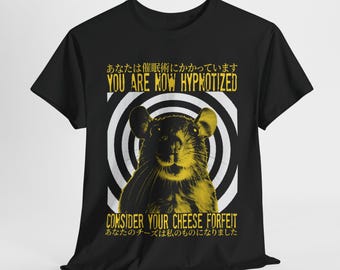Op de afbeelding: Zwart t-shirt met een geel en witte afbeelding van een rat en de tekst "YOU ARE NOW HYPNOTIZED" en "CONSIDER YOUR CHEESE FORFEIT". Japanse tekst is ook opgenomen in het ontwerp.